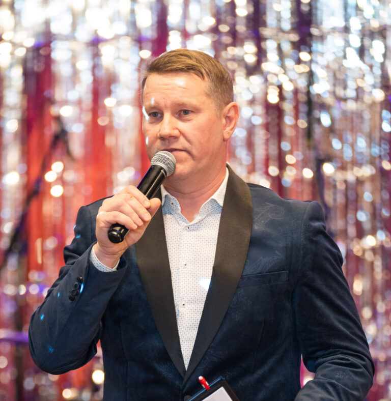 Õhtujuht juhtimas ettevõtte pidu