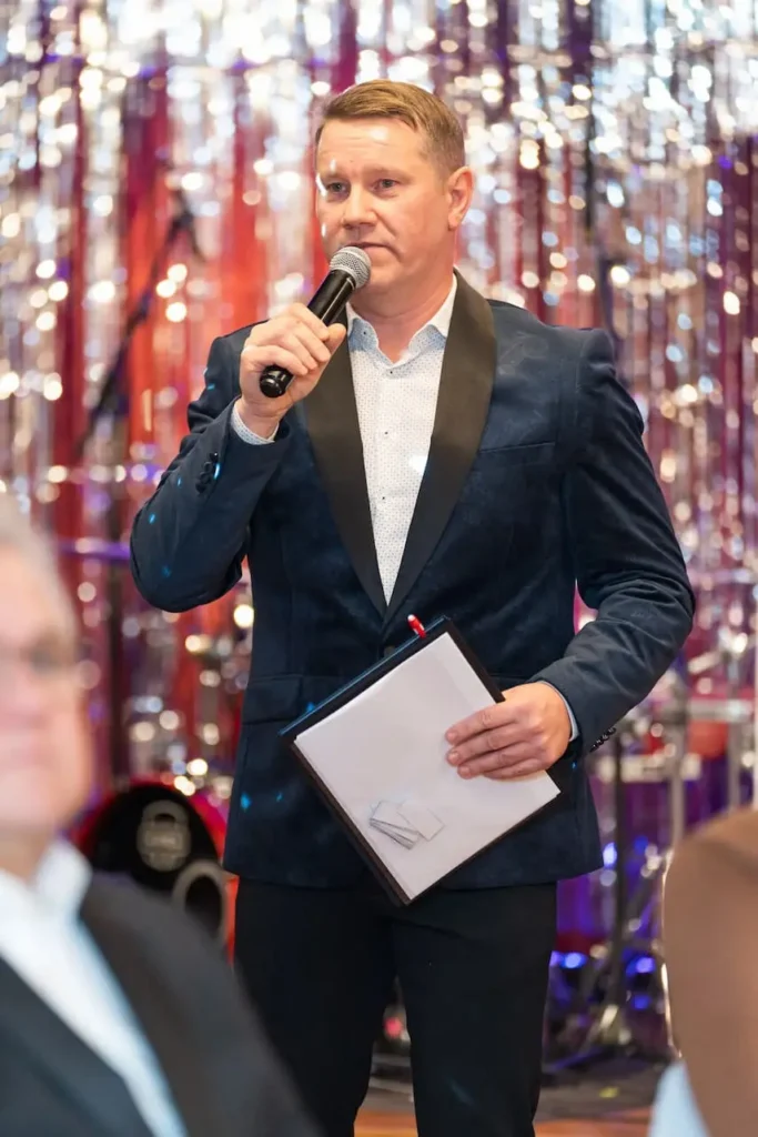 Õhtujuht Tallinnas, kes hoiab sündmuse sujuva