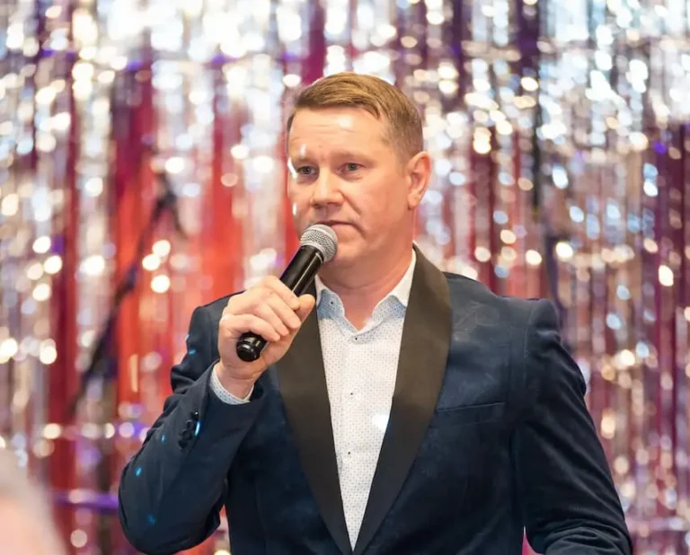 Õhtujuht Tallinnas, kes hoiab sündmuse sujuva