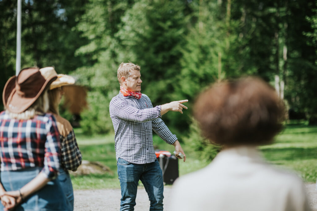 õhtujuht ettevõtte suvepäevasdi juhtimas