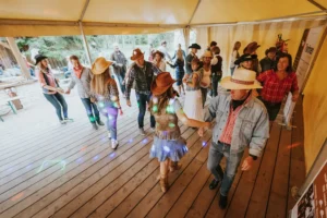 Ettevõtte suvepäevad kus kogu seltskond osaleb