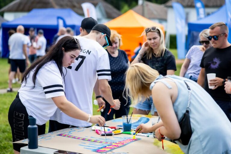 Meeskonnamäng ettevõtte suvepäeval, kus tiim töötab koos loova ülesande kallal
