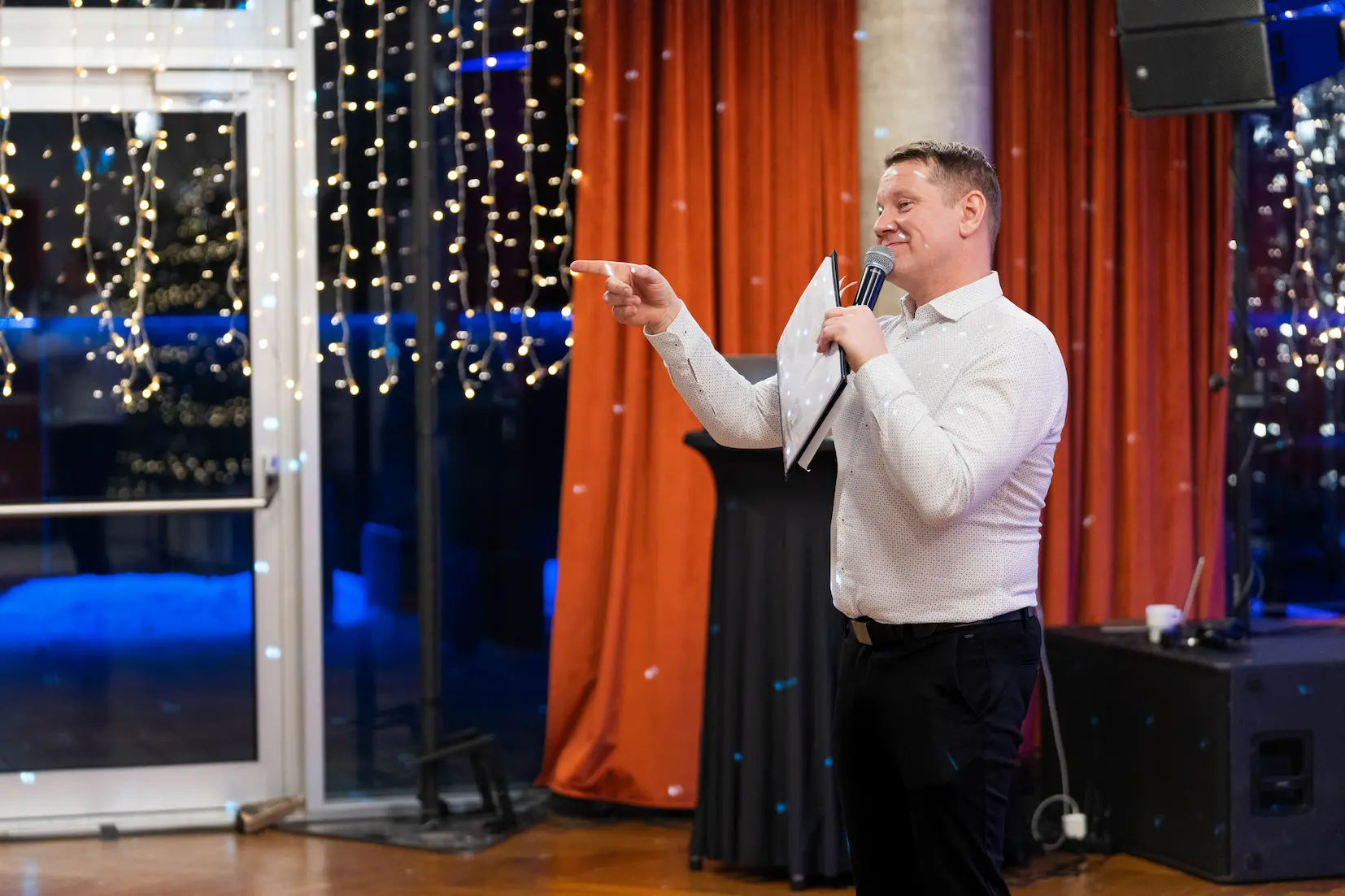 Kui otsid õhtujuhti Tallinnas, siis valikuid on palju. Aga päris küsimus ei ole, kes on saadaval – vaid kes sobib sinu üritusega. Sest hea pidu ei sõltu ainult 